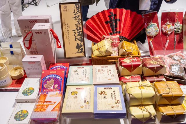 创首发长三角文博会上海老字号展现精彩设计开元棋牌手提灯笼、冰箱贴…马年豫园灯会文(图1)