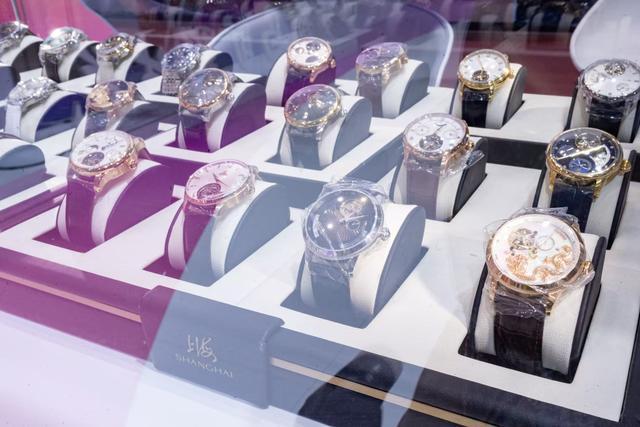 创首发长三角文博会上海老字号展现精彩设计开元棋牌手提灯笼、冰箱贴…马年豫园灯会文(图4)